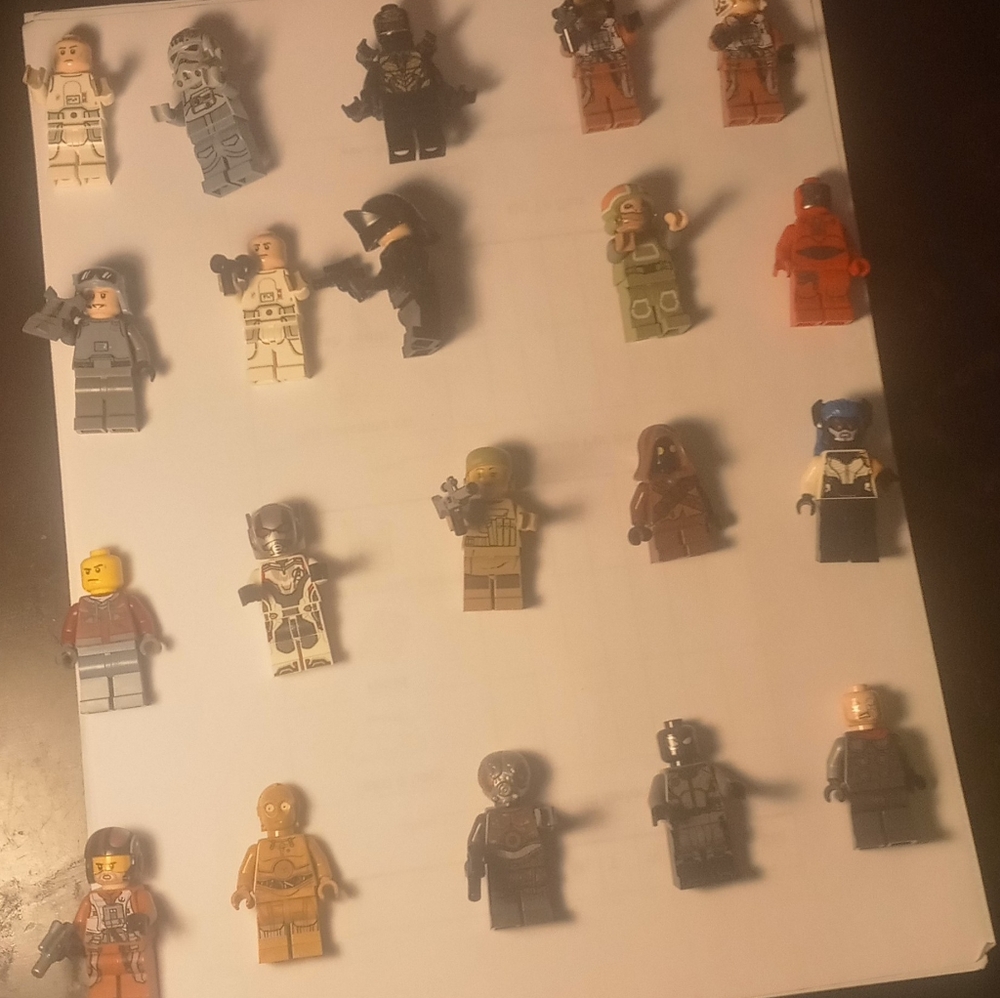 - Lego minifigures SUPRISE box 4pcs